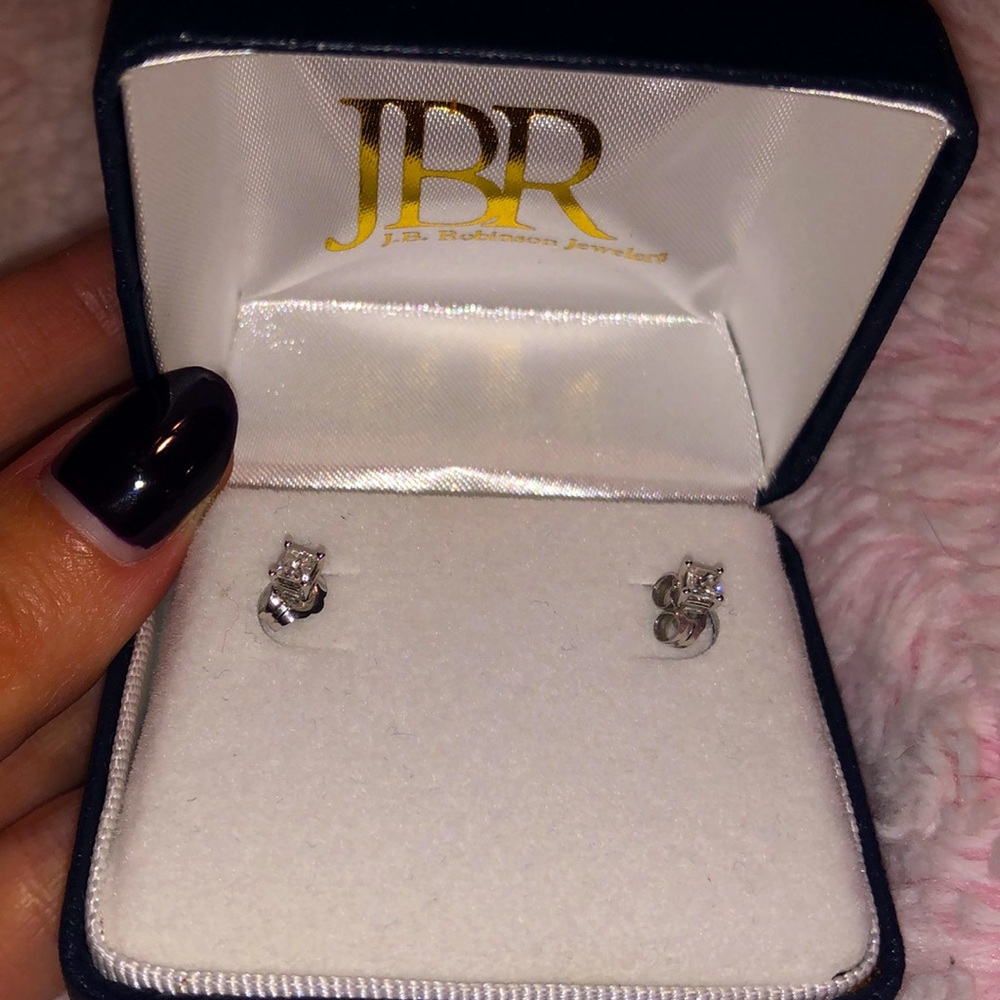 Authentic stud diamond earrings (never worn) !